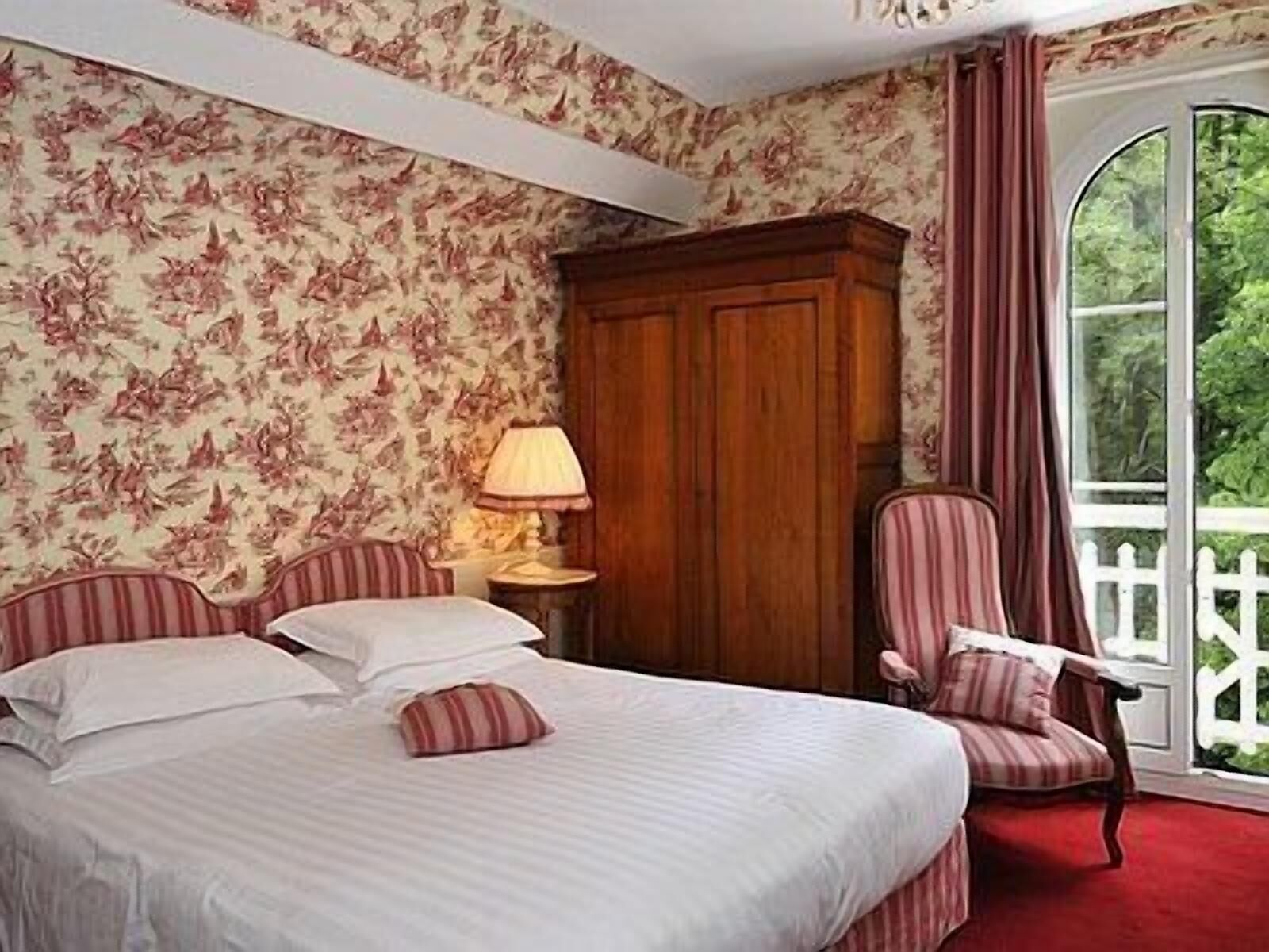 Soundproofing, iron/ironing board, free WiFi, bed sheets
