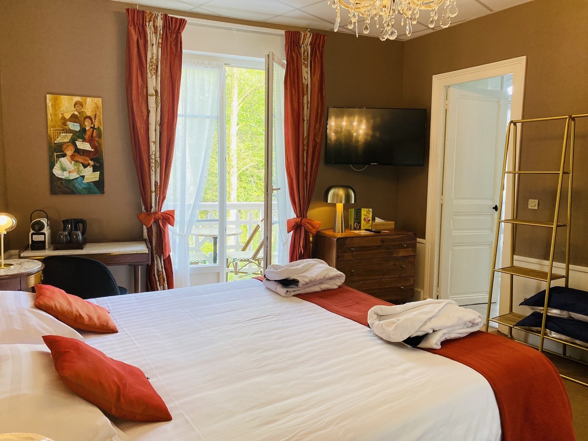 Deluxe-huone | Äänieristys, silitysrauta/-lauta, ilmainen Wi-Fi, vuodevaatteet