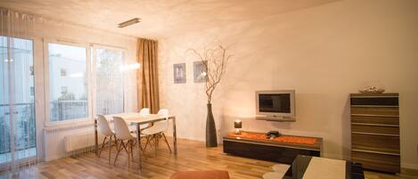 Appartamento Comfort, vista giardino | Soggiorno | TV a schermo piatto 26 pollici con canali satellitari, TV LCD