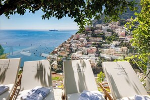 Sesongbasert utendørsbasseng, bassengparasoller og solsenger