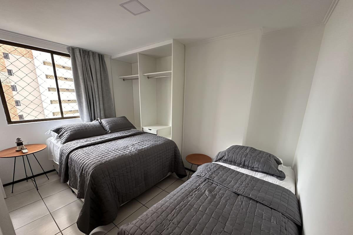 Apartamento Deluxe 2 Quartos Vista Mar | Egyptian cotton sheets, hypo-allergenic bedding, Select Comfort beds