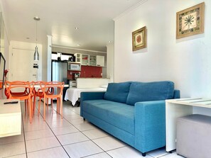 Standard Apartment, Sea View | Living area | 43-inch flat-screen TV with digital channels, Smart TV, Netflix - Atlantic Ocean Residence (Fortaleza)