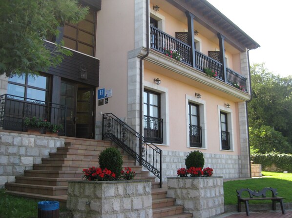 Mặt tiền nơi lưu trú