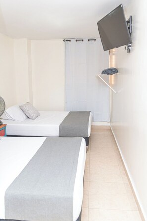 Twin kamer | Een bureau, een laptopwerkplek, gratis wifi, beddengoed