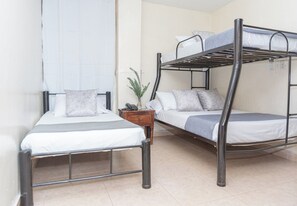 Driepersoonskamer | Een bureau, een laptopwerkplek, gratis wifi, beddengoed