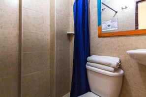 Shower, towels, soap, shampoo - Hotel Conquistadores (Medellín)
