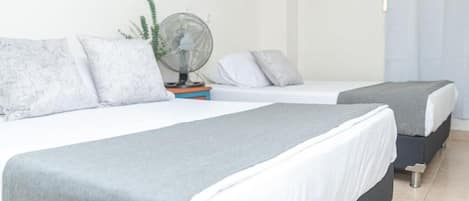 Chambre triple | Bureau, espace de travail pour ordinateurs portables