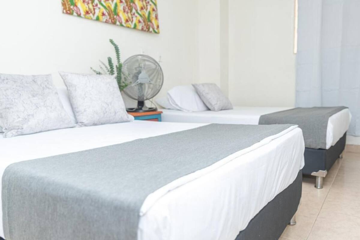 Een bureau, een laptopwerkplek, gratis wifi, beddengoed