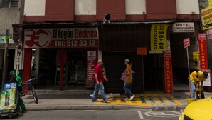 A hotel named "HOTEL CONQUISTADORES" with a sign indicating a contact number.
