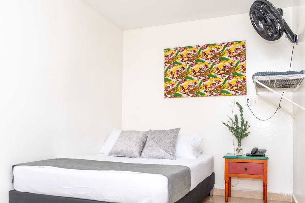 Een bureau, een laptopwerkplek, gratis wifi, beddengoed