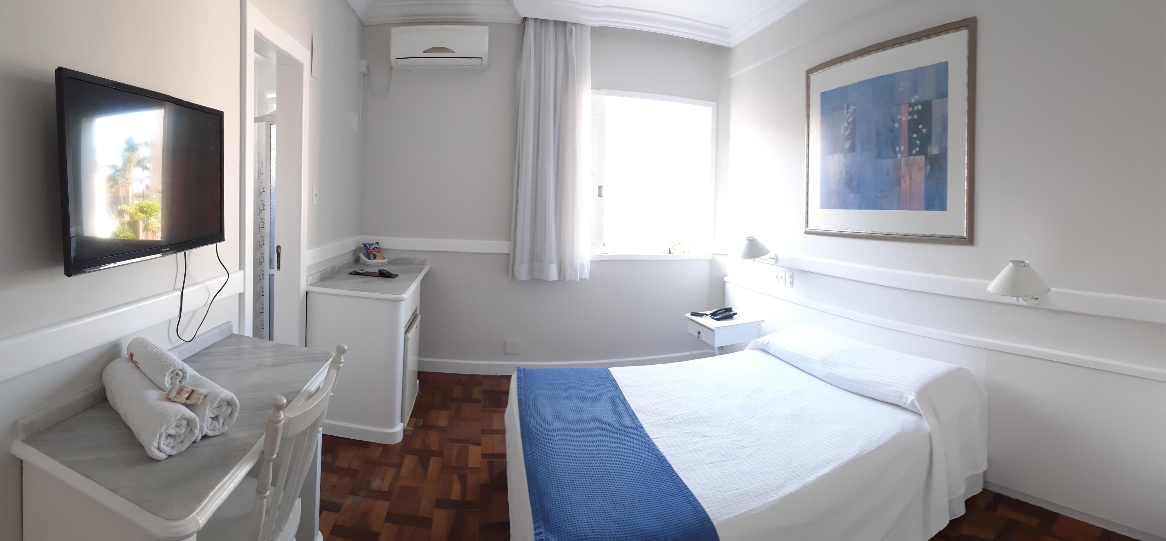 Frigobar, escrivaninha, Wi-Fi de cortesia, roupa de cama