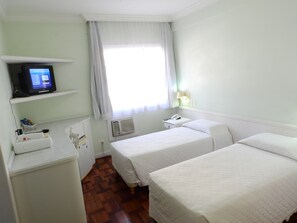 Minibar, desk, free WiFi, bed sheets - Hotel Bruggemann (Florianópolis)