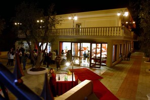 Déjeuner et souper servis sur place, vue sur le jardin 