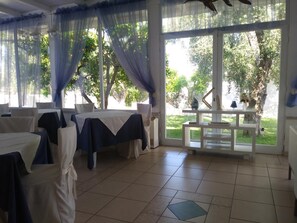 Breakfast, dinner served; Mediterranean cuisine, garden views - Hotel il Melograno (Mattinata)