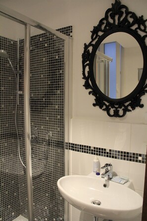 Dobbeltværelse - privat badeværelse | Badeværelse | Bruser, brusehoved med hydromassage, gratis toiletartikler, hårtørrer