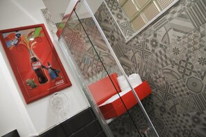 Douche, douche hydromassante, articles de toilette gratuits