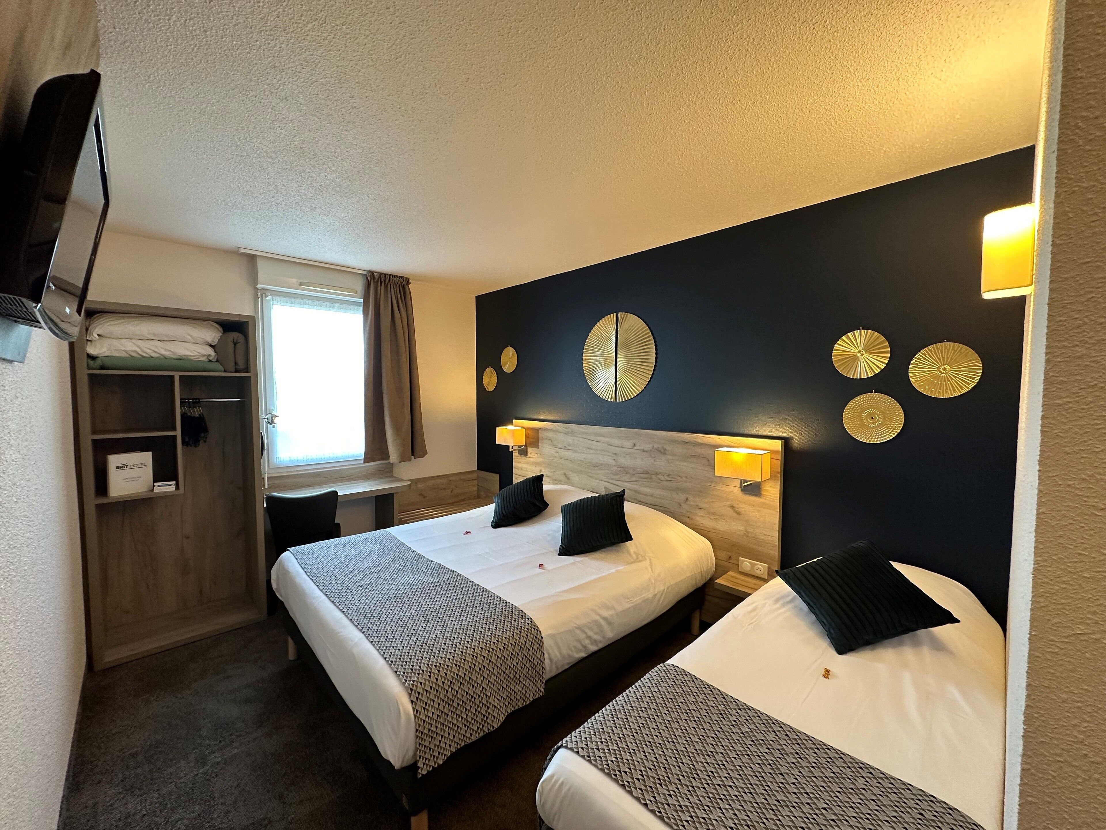 triple room | 1 bedroom, pillow-top beds, desk, blackout curtains