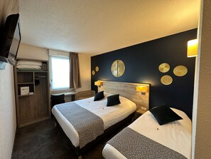 Triple Room | Pillow-top beds, desk, blackout curtains, soundproofing - Brit Hotel Saumur (Distre)