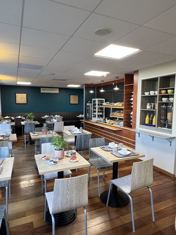 Tägliches Frühstücksbuffet (10.50 EUR pro Person)