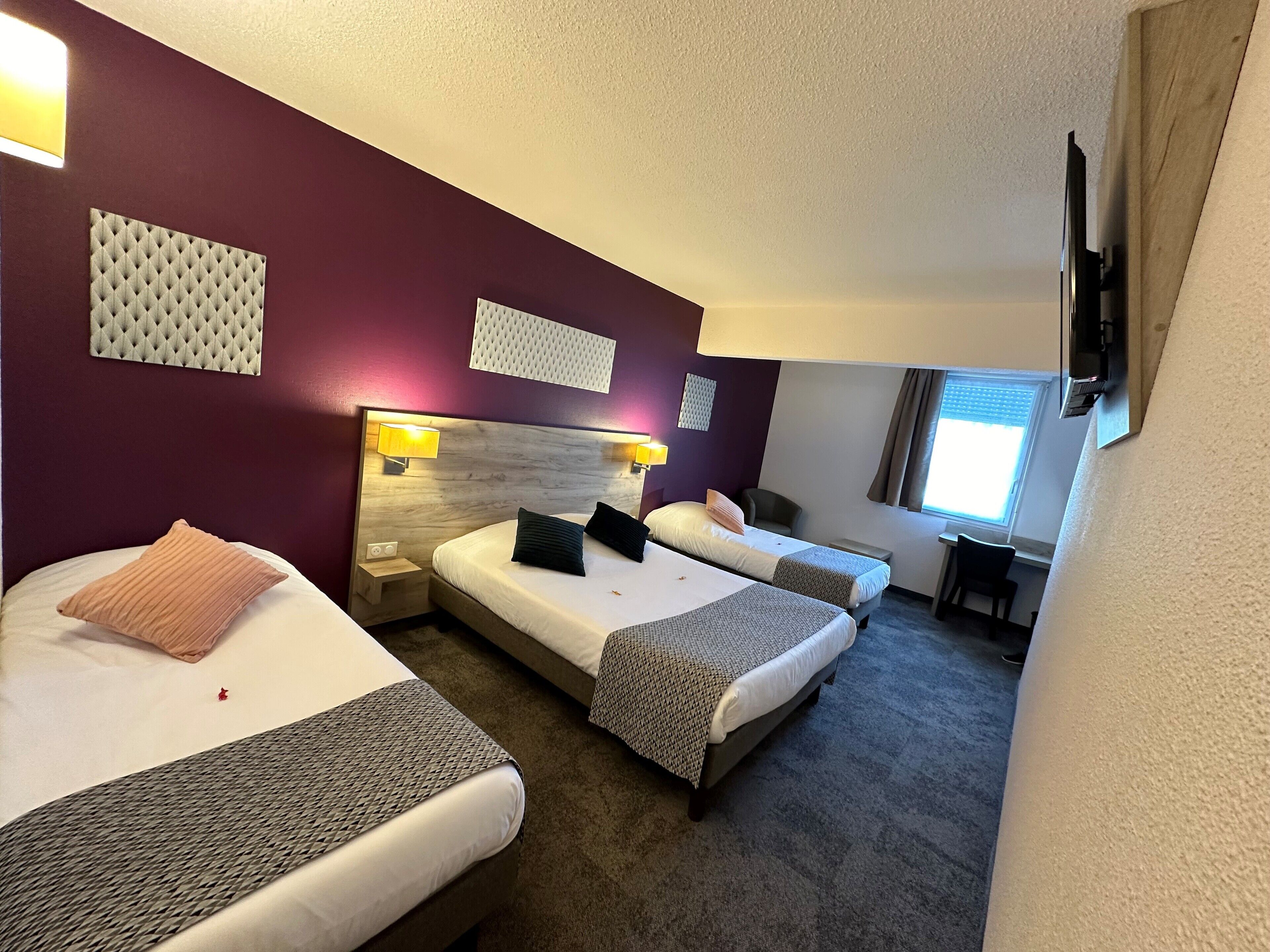 standard quadruple room | 1 bedroom, pillow-top beds, desk, blackout curtains