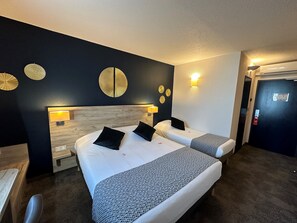 Chambre Triple | Surmatelas, bureau, rideaux occultants, chambres insonorisées