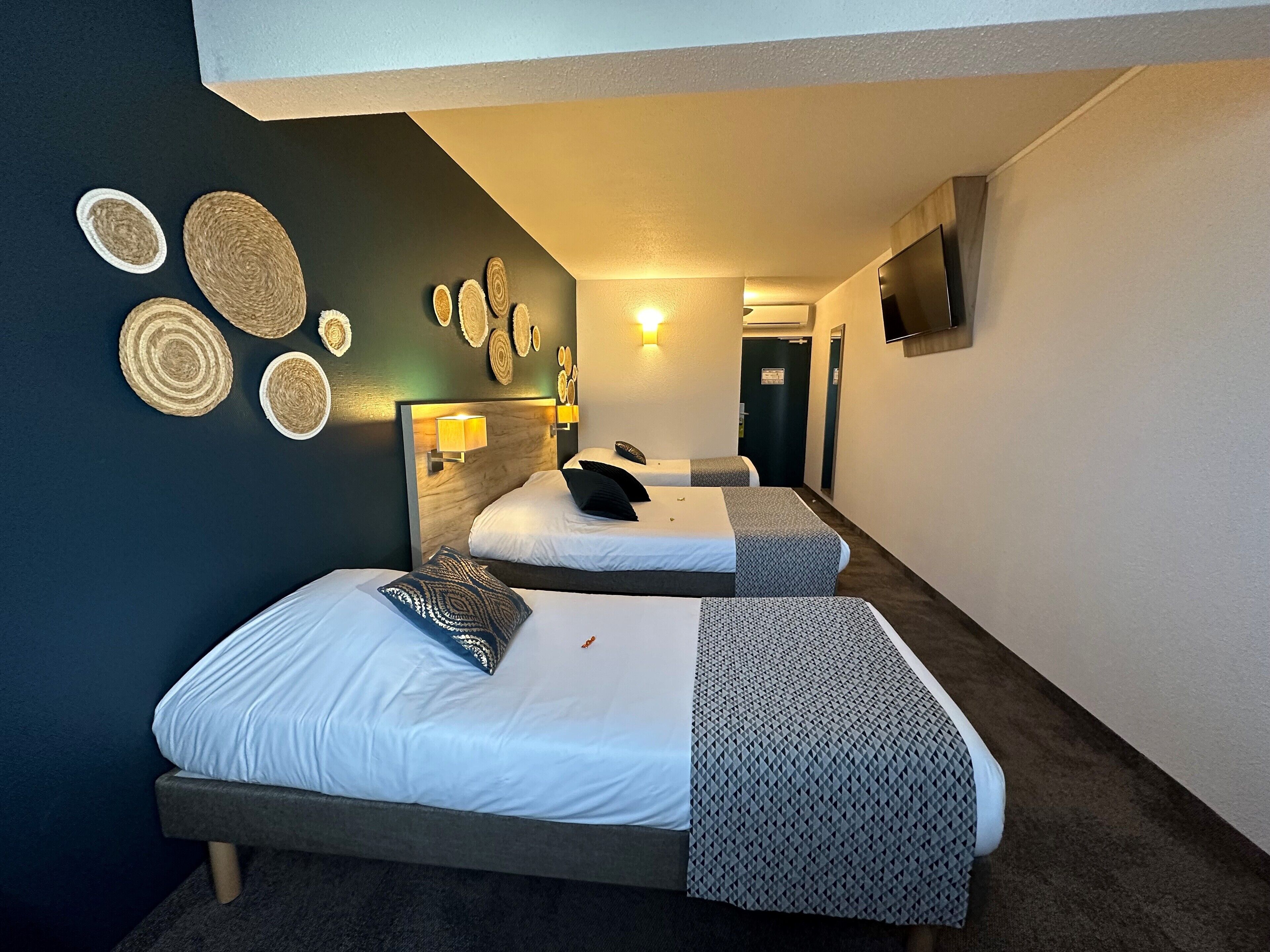 standard quadruple room | 1 bedroom, pillow-top beds, desk, blackout curtains