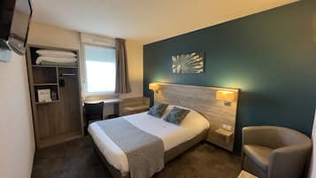Comfort Double Room | Pillowtop beds, desk, blackout drapes, soundproofing