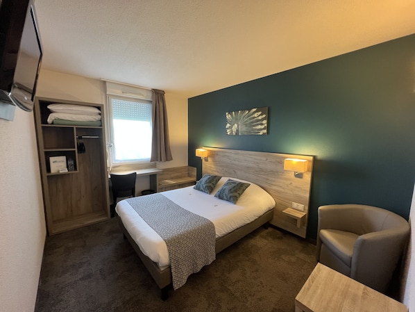 Chambre Double Supérieure | Surmatelas, bureau, rideaux occultants, chambres insonorisées