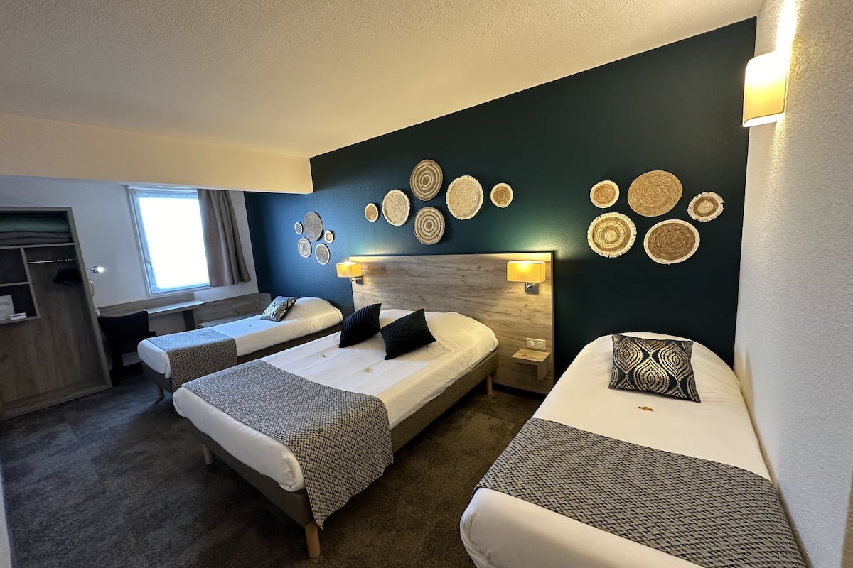 standard quadruple room | 1 bedroom, pillow-top beds, desk, blackout curtains