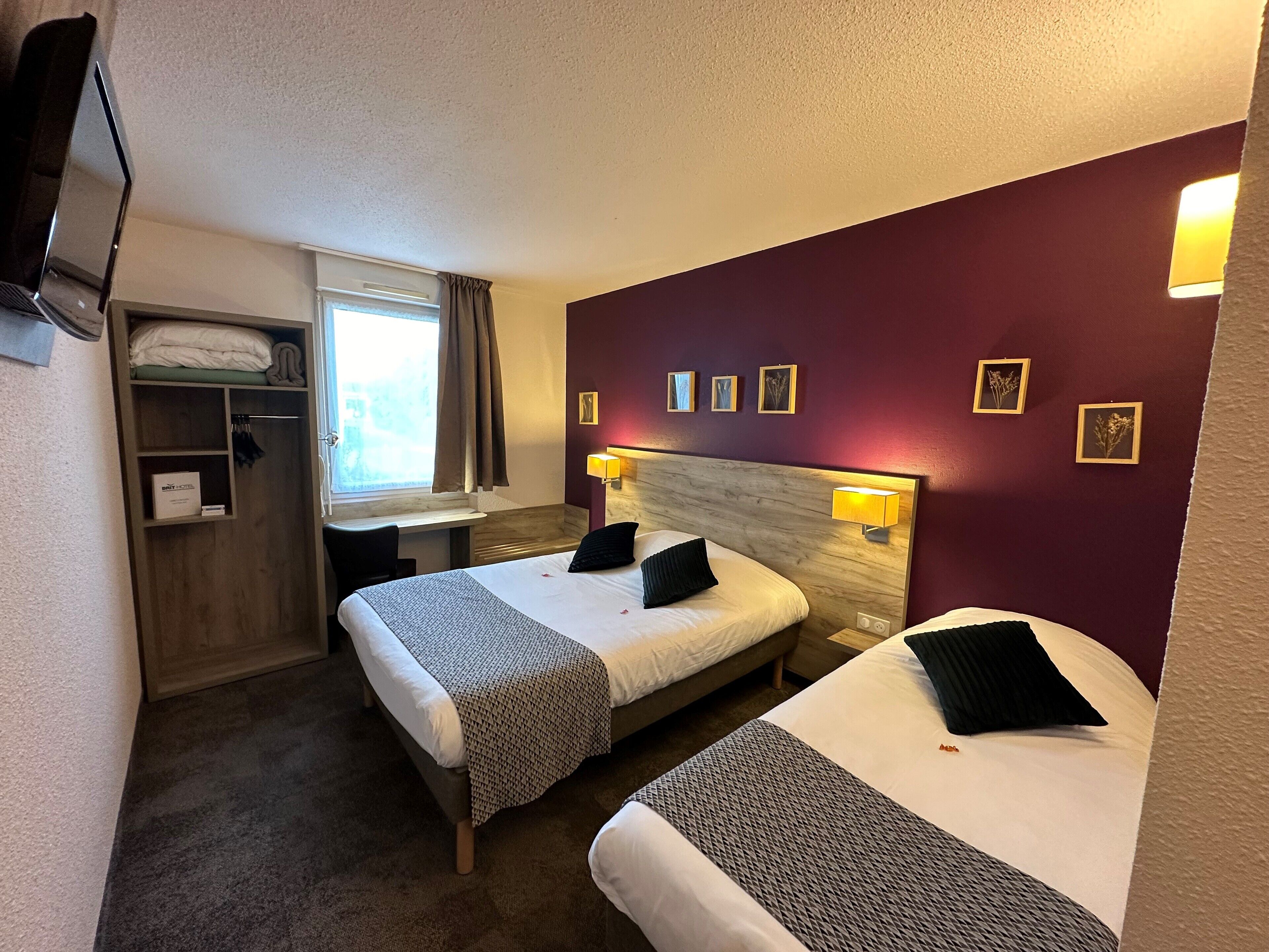 triple room | 1 bedroom, pillow-top beds, desk, blackout curtains