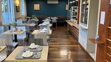 Desayuno buffet (EUR 10.50 por persona)