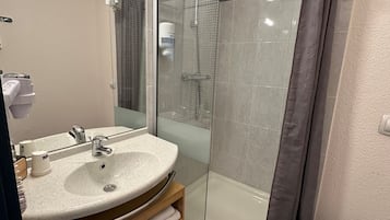 Ducha, secador de pelo, toallas