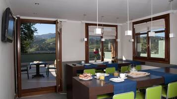 Sarapan ala kontinental setiap hari (EUR 5.50 per orang)