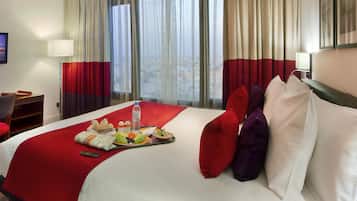 Roupas de cama premium, frigobar, cofres nos quartos