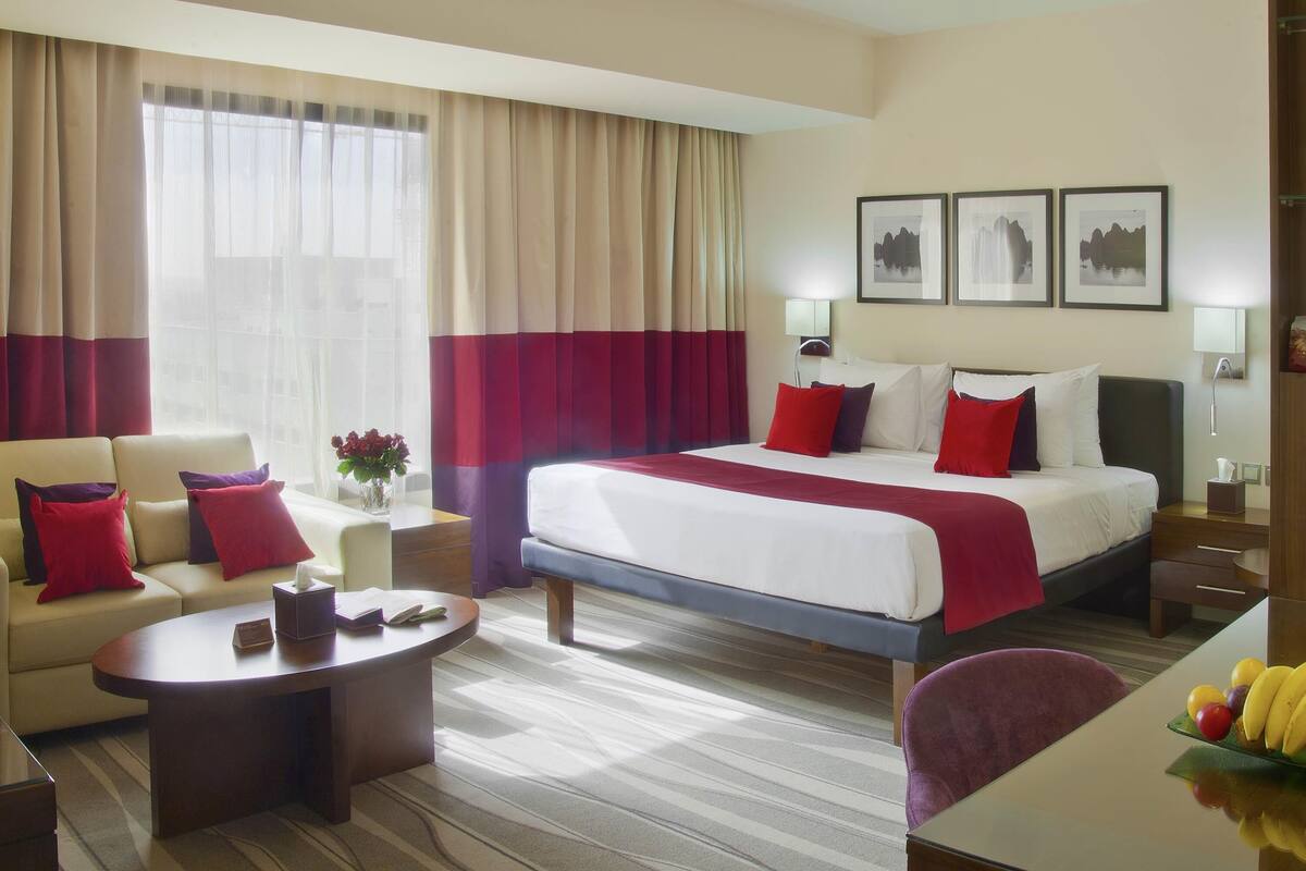 Suíte júnior, 1 cama King | Roupas de cama premium, frigobar, cofres nos quartos, escrivaninha
