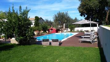 室外泳池;10:30 至 20:00 開放;泳池傘、躺椅