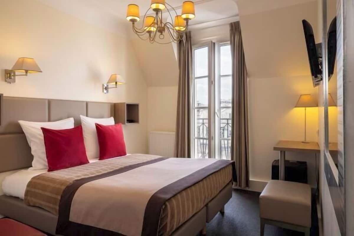 In-room safe, desk, soundproofing, free WiFi