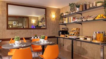 Petit déjeuner continental (13 EUR par personne)