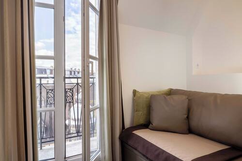 Chambre triple vue tour eiffel | Safe på rommet, skrivebord, lydisolert og wi-fi (inkludert)