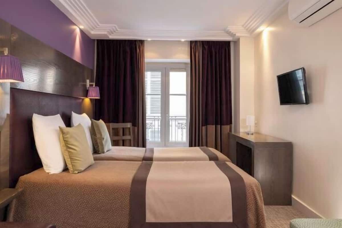 In-room safe, desk, soundproofing, free WiFi