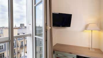Chambre triple vue tour eiffel | In-room safe, desk, soundproofing, free WiFi
