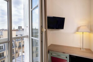 Chambre triple vue tour eiffel | 客房内保险箱、办公桌、隔音、免费 WiFi