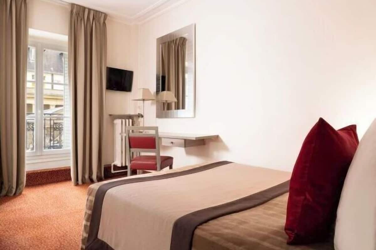 In-room safe, desk, soundproofing, WiFi (free)
