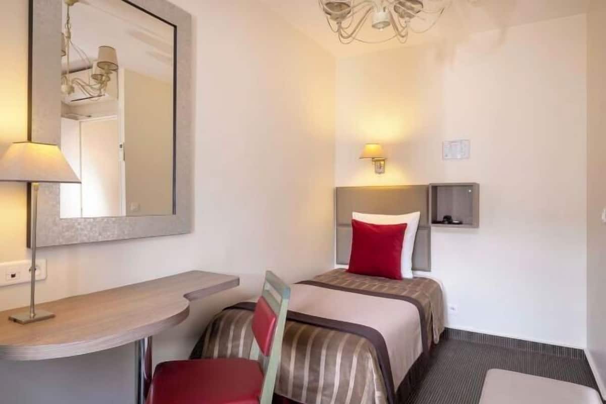 In-room safe, desk, soundproofing, free WiFi