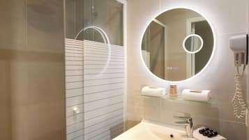 Chambre triple vue tour eiffel | Bathroom | Shower, hair dryer, towels