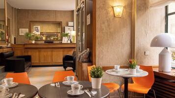 Dagelijks continentaal ontbijt (EUR 13 per persoon)