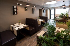 Petit déjeuner et déjeuner servis sur place, restauration en plein air