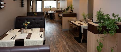 Breakfast, lunch, dinner served; French cuisine, alfresco dining