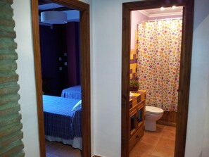 Combined shower/bathtub, rainfall showerhead, free toiletries, bidet