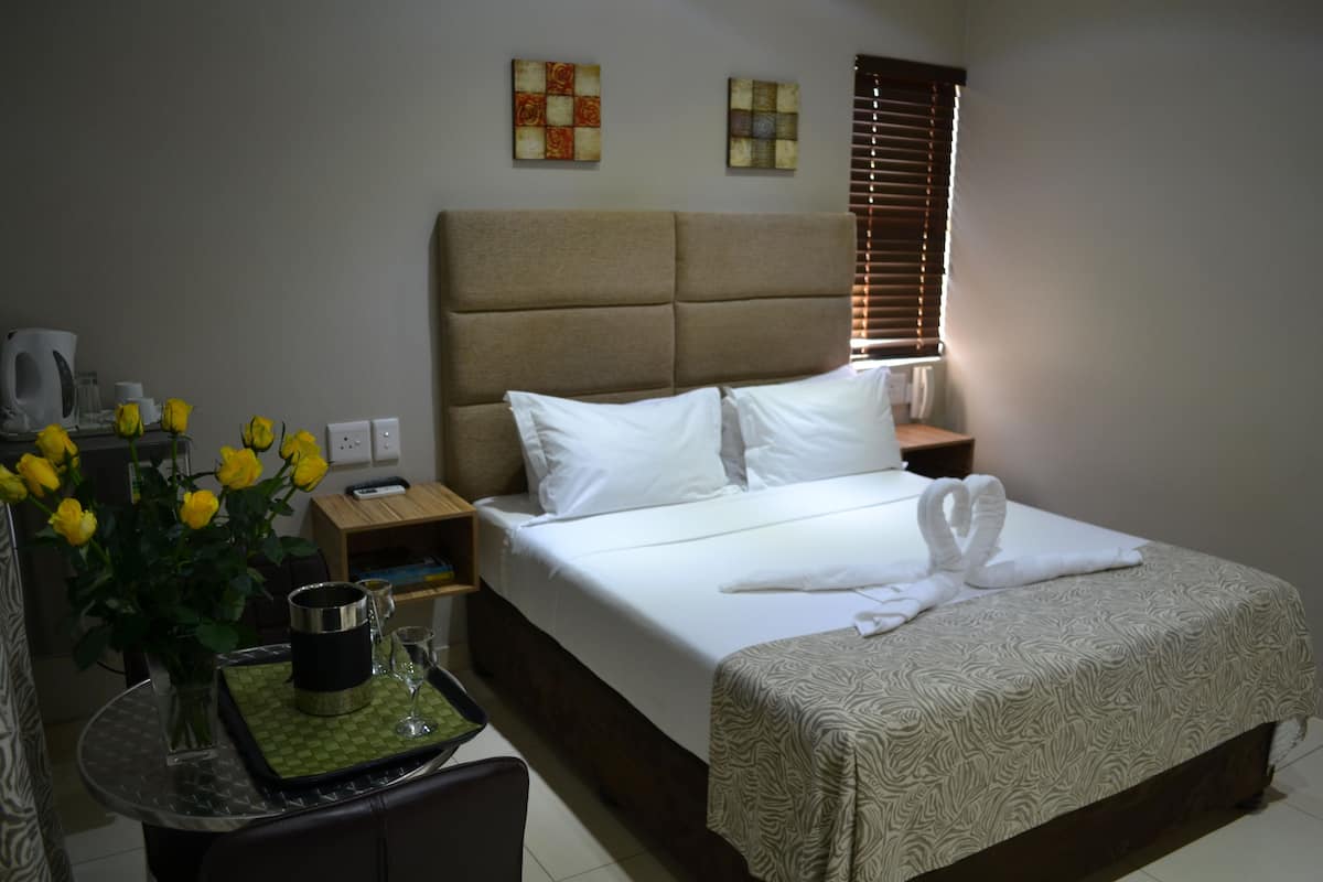 standard double room, 1 queen bed, city view | in-room safe, desk, blackout curtains, soundproofing